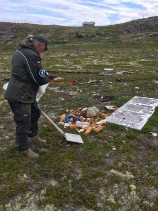 В Мурманской области инспекторы эвакуировали пенсионерку и убрали мусор во время природоохранного рейда