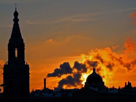 Москвичей предупредили о запахе гари в ночь на четверг и утром