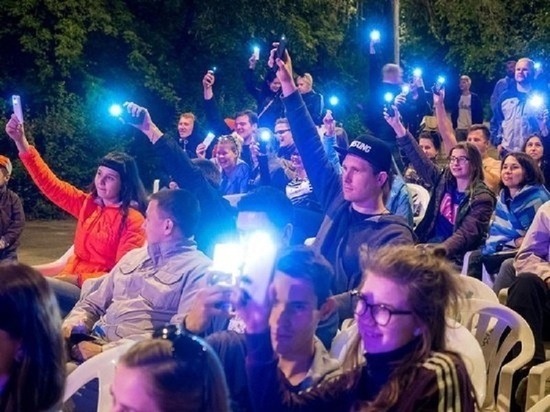 В Кирове на Фестивале уличного кино зрители проголосуют фонариками