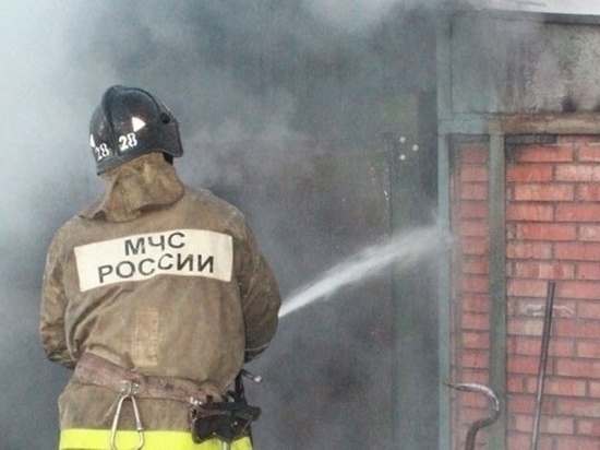 Две стоящие рядом расселенки сгорели в Ноябрьске