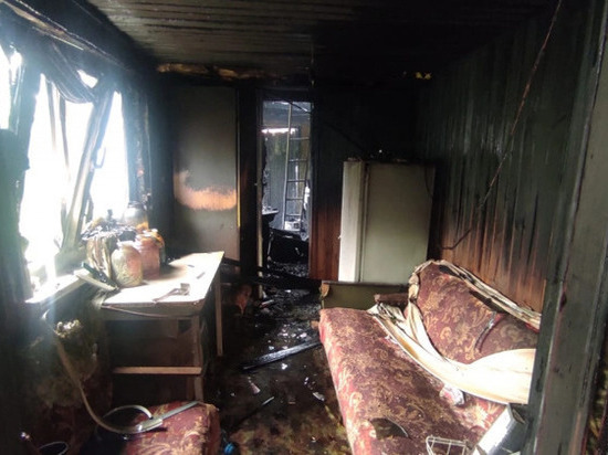 В Медвенке Курской области в огне пострадала пристройка и крыша двухквартирного дома