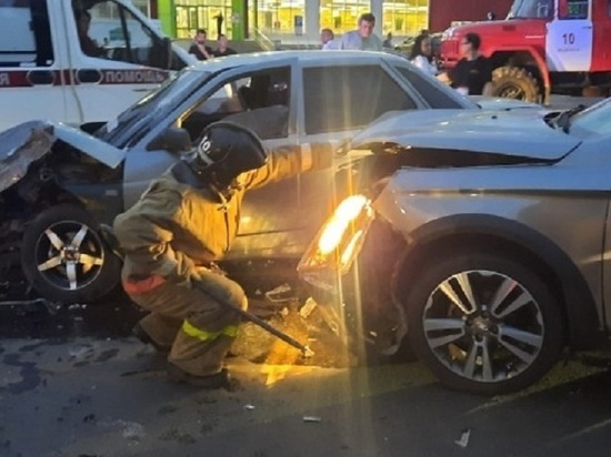 Под Орлом после аварии едва не загорелись два авто с людьми