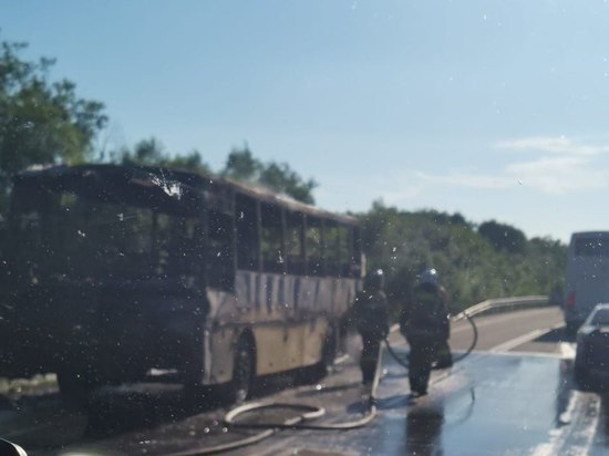 Пассажирский автобус на Сахалине загорелся на ходу