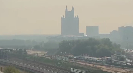 Москву накрыло смогом из-за лесных пожаров под Рязанью: видео очевидцев