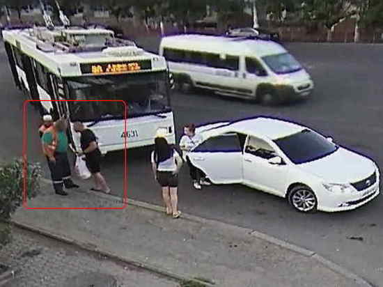 В Волгограде мужчина избил битой водителя троллейбуса за замечание