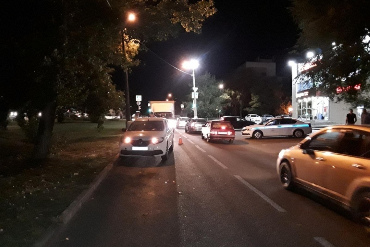 Белгород вчера вечером. Машина на дороге. Наезд на пешехода 22.08.2022 Краснодар. Ситуация на дороге. Красная машина на дороге.