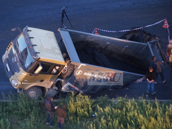 Самосвал провалился в подземную речку во дворе дома на Калинина в Красноярске