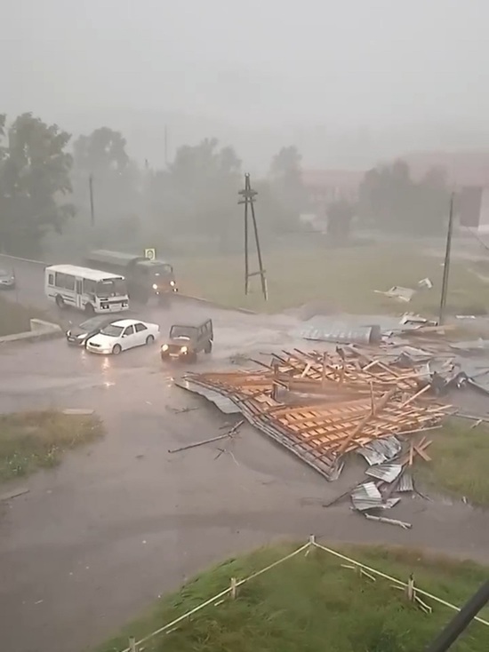 В Кяхте ураган снес крышу многоквартирного дома