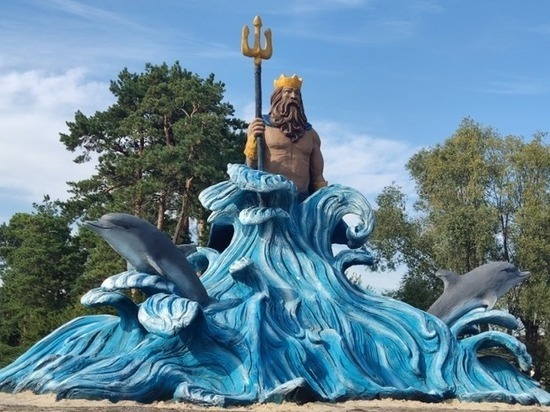 В Петровском районе местная жительница создала четырёхметровую скульптуру Нептуна с дельфинами