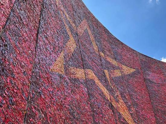 В Нижнем Новгороде отреставрировали мозаику на монументе боевой и трудовой славы