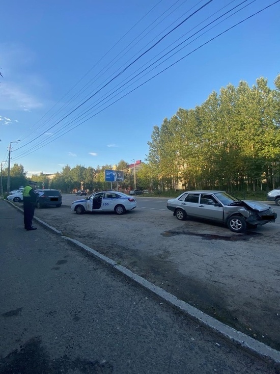 Несовершеннолетняя пассажирка пострадала в ДТП с припаркованным авто в Мончегорске