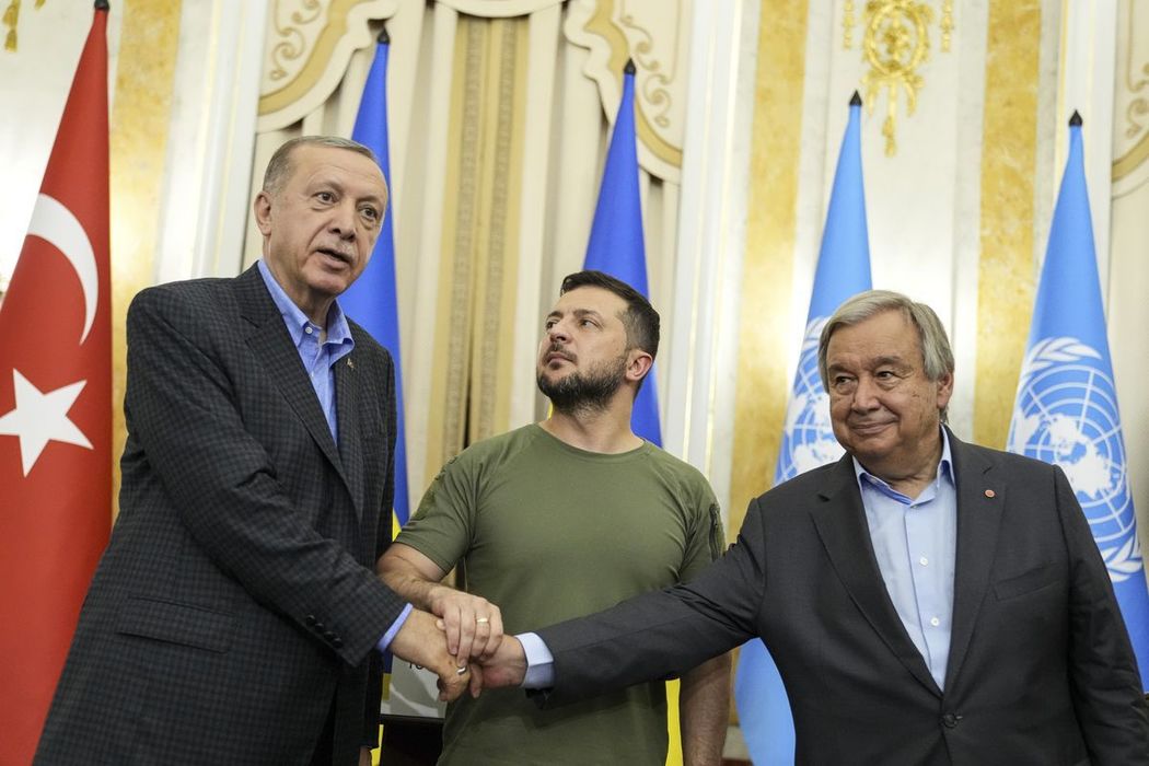 Странное рукопожатие Зеленского с Эрдоганом и Гутерришем: кадры из Львова