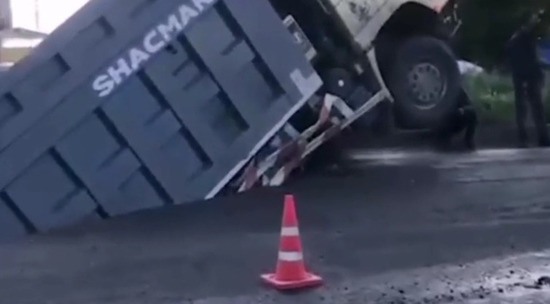 В Красноярске под землю провалился грузовик с асфальтом: видео