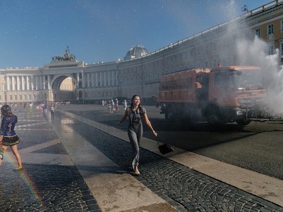 Пользователи Сети поделились фотографиями, как спасались от аномальной жары в Петербурге