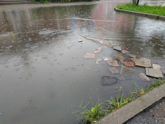 За последние несколько лет водоем стал серьезным препятствием на пути к магазину