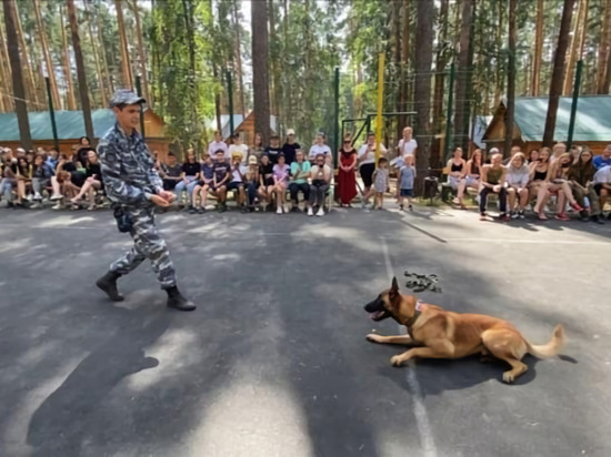Полицейские из Екатеринбурга приехали к отдыхающим в детские лагеря