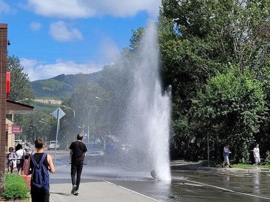 В Южно-Сахалинске из-под земли забил живописный фонтан
