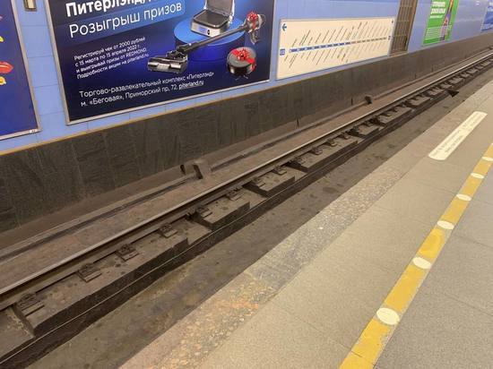 Мужчина сломал пятку, случайно упав на рельсы на станции метро «Невский проспект»