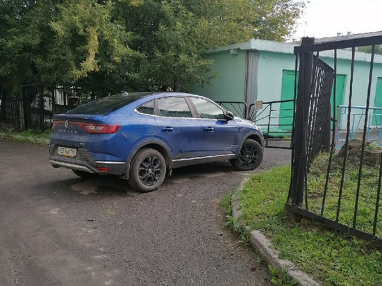 «Король парковки» упорно игнорирует просьбы не перегораживать въезд в детский сад в Кузбассе