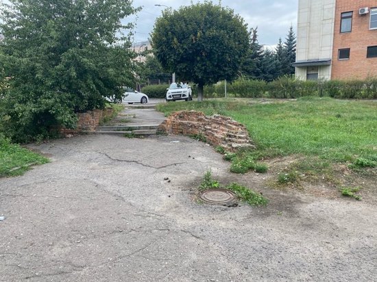 В центре Курска пришел в запустение сквер напротив торгового центра «Гранд»