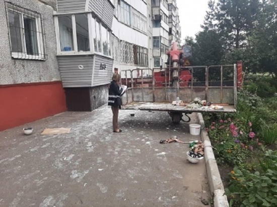 Стали известны подробности гибели рабочего, упавшего с 9 этажа в Омске