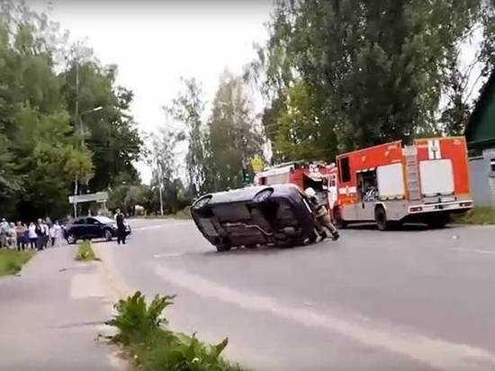 В Брянске перевернулась легковая машина