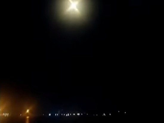 В Сети появилось множество ночных видеосюжетов работы системы ПВО Крыма в районе Керчи и Севастополя, снятые местными жителями в ночь на пятницу