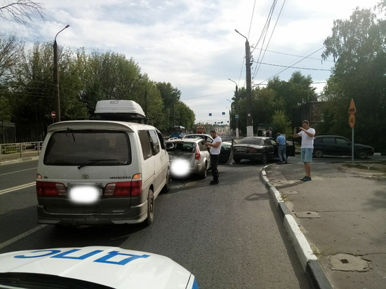 В Твери на Смоленском переулке столкнулись три автомобиля