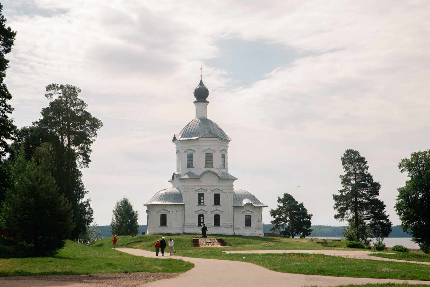 В Тверской области реставрируют Крестовоздвиженский храм на острове Столобном