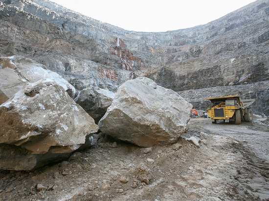 При обрушении на руднике, принадлежащем «Северстали», пострадали два шахтера