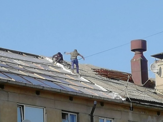 Жители Петрозаводска обеспокоены судьбой рабочих, которые ремонтируют крышу многоэтажки