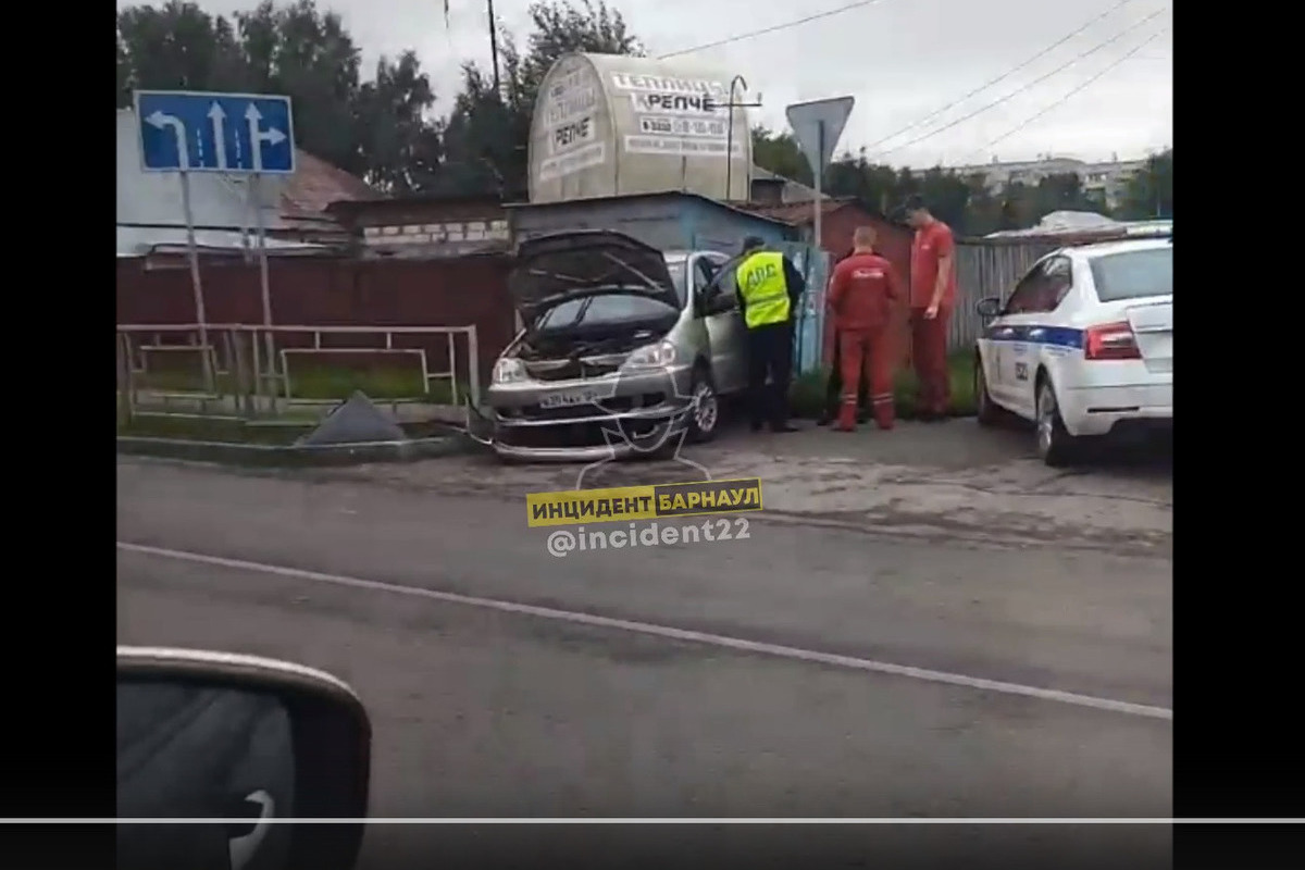 Две машины столкнулись в Ленинском районе Барнаула - МК Барнаул