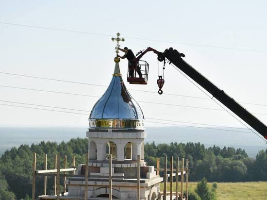 Над часовней Никольского скита на Сойкинском полуострове установили крест