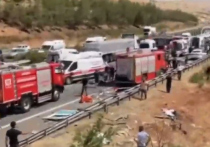 В турецком Газиантепе произошла авария с участием пассажирского автобуса, машины скорой помощи, пожарной машины и машины информагентства