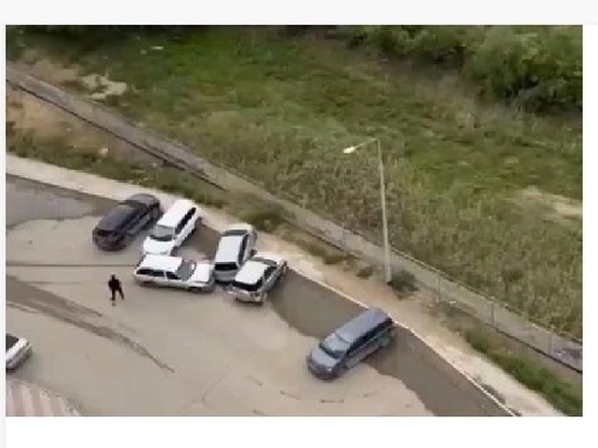 В Якутске водитель на полной скорости въехал в припаркованные авто