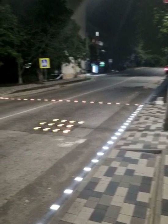 Светящийся пешеходный переход оборудовали в Железноводске на Аллее любви