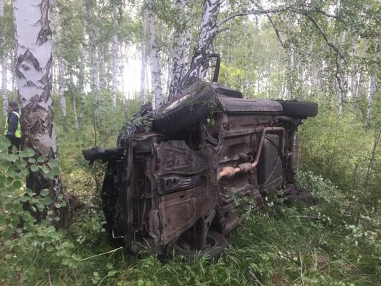 Под Омском водитель джипа погиб и два его пассажира травмировались при вылете в кювет