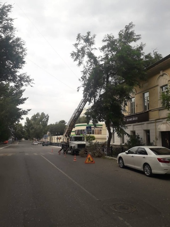 В Астрахани ураган повредил фасады зданий и повалил деревья