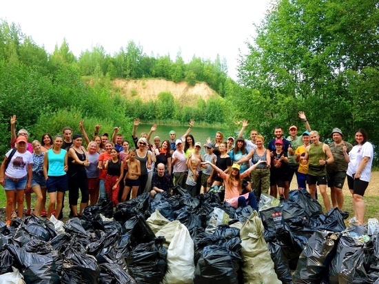 Смоленские волонтеры убрали берега озера Восьмикуль