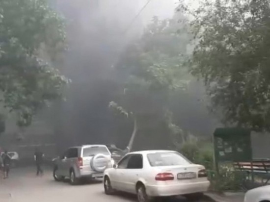 Центр Волгограда оказался в дыму из-за возгорания автомобиля: видео