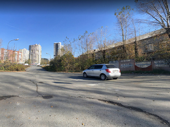 Подростки в Екатеринбурге вскрыли «Москвич» и вытащили вещи