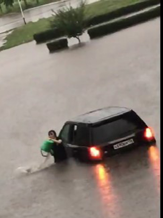 Сильный ливень затопил Россошь Воронежской области, люди до дома добирались вплавь