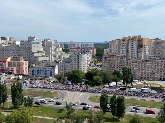 Тысячи воронежцев отправились в крестный ход до Задонска - огромная толпа проследовала по главным магистралям города