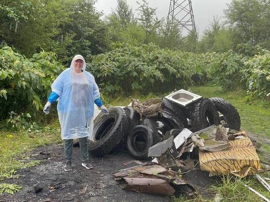 На берегу реки в Южно-Сахалинске нашли мусор, покрышки и нержавеющую раковину