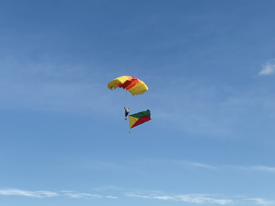Флаг Забайкальского края спустили на парашюте в День авиации