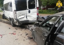 В результате ДТП с микроавтобусом и легковушкой в Калуге пострадал человек