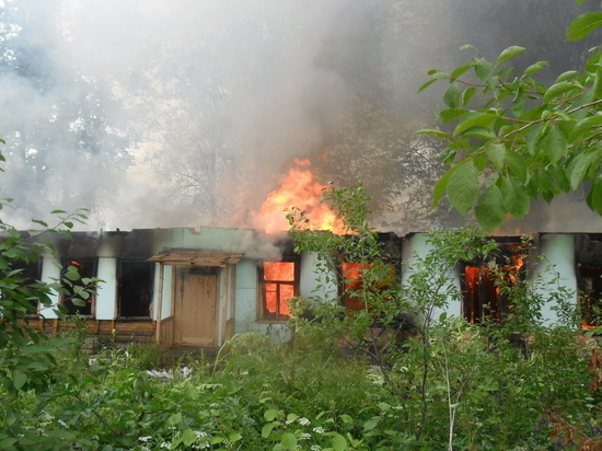 Под утро в Ивановской области сгорела очередная "заброшка"