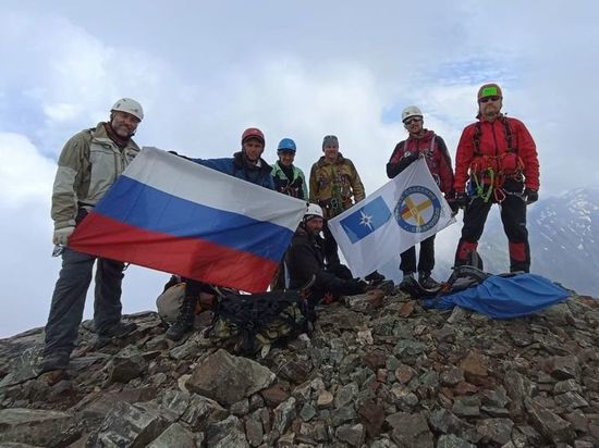 Спасатели Ставрополя развернули триколор в горах Карачаево-Черкесии