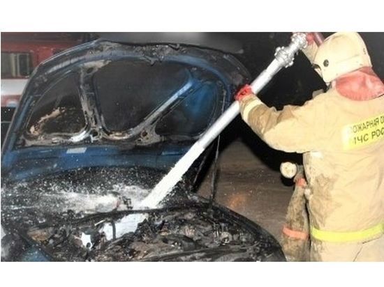 В Смоленске в Новосельцах ночью сгорели две машины