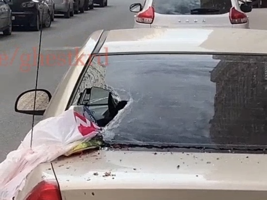 В Краснодаре жильцы дома бросают арбузы на автомобили